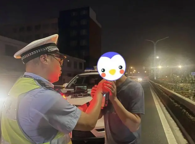 吃完兩顆“楊梅”開車，臺(tái)州一男子攤上事了！交警一查還有大問題！